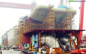 航母前部甲板在安裝。