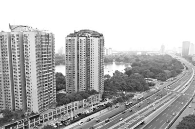 昨日，人濟(jì)山莊小區(qū)，與其他樓相比，B棟樓頂層天臺(tái)上違規(guī)建造了一棟兩層小樓，假山大樹俱全。新京報(bào)記者