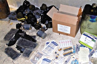 24日，敘利亞政府對(duì)外展示在大馬士革朱巴爾區(qū)破獲的反對(duì)派軍火庫(kù)中的化學(xué)制劑。新華社發(fā)