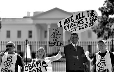 2日，反戰(zhàn)人士在白宮前高舉標(biāo)語(yǔ)，抗議美國(guó)可能對(duì)敘動(dòng)武。