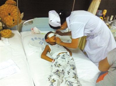 昨日傍晚，山西省眼科醫(yī)院醫(yī)生給斌斌點(diǎn)了兩次“眼藥水”。