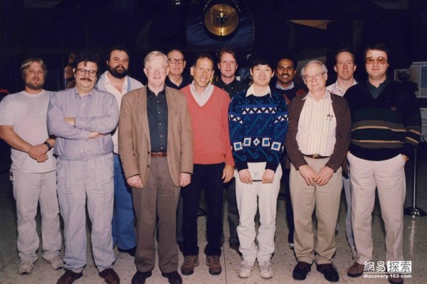 圖為照顧旅行者的工作人員。