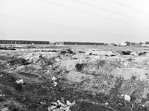 兩年半時(shí)間里，空曠的院子里，只有北側(cè)建成了兩棟空空的廠房。