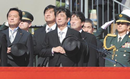 　27日上午，日本首相安倍晉三在琦玉縣的自衛(wèi)隊朝霞訓練場出席陸上自衛(wèi)隊年度閱兵式