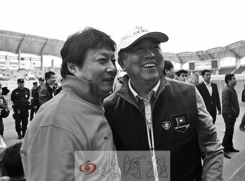 比賽結(jié)束后，老胡熱情擁抱老唐。