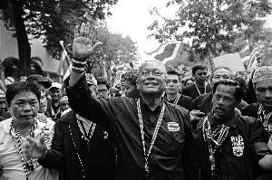 素貼參加游行示威。