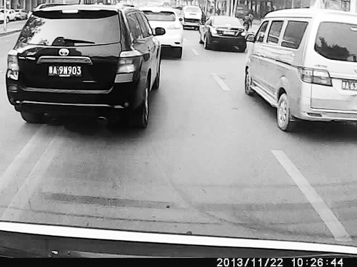 這輛黑色車輛不避讓執(zhí)行緊急任務(wù)的救護車，并壓著雙黃線變更車道。唐韜/圖
