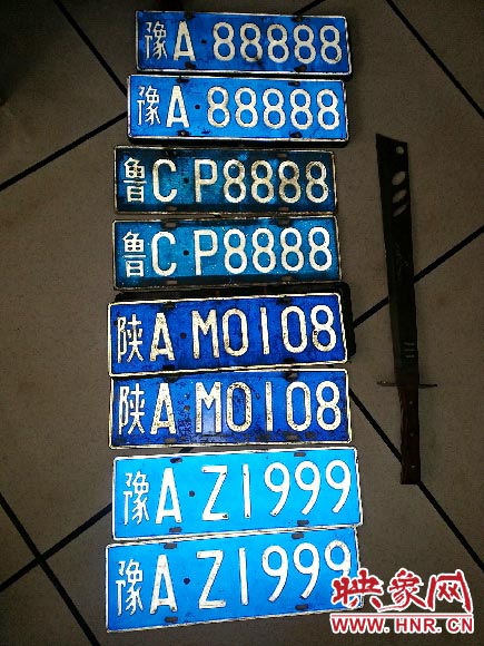 焦作警方下哦那個一輛奔馳車后備箱內(nèi)查出四套車牌.jpg 焦作警方下哦那個一輛奔馳車后備箱內(nèi)查出四套車牌.jpg