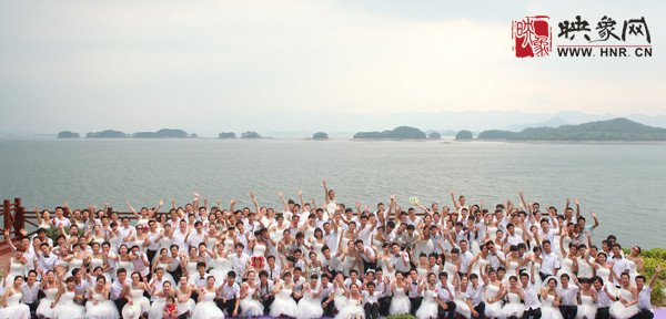 初夏喜宴八方客,千島笑迎粉佳人。