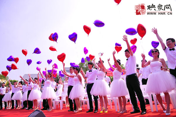 初夏喜宴八方客,千島笑迎粉佳人。