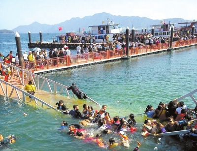 昨天，廬山西海景區(qū)過橋塌陷，致十數(shù)名游客落水。圖/東方IC