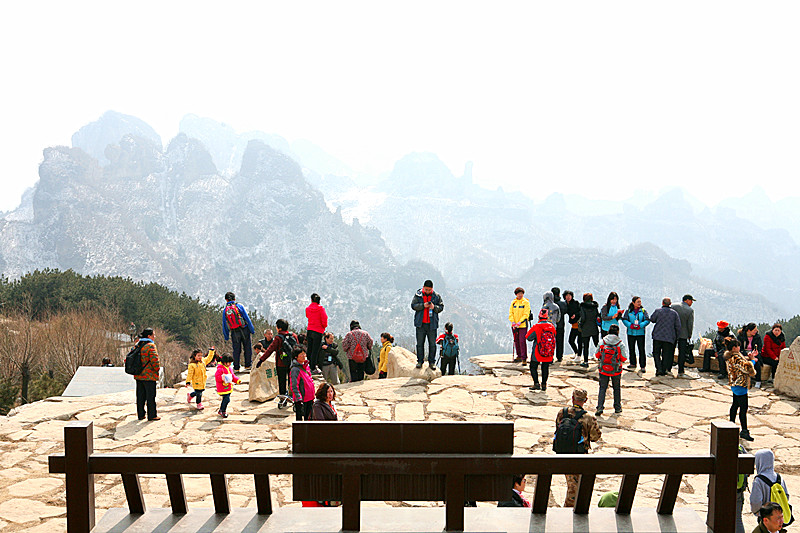 王莽嶺景區(qū)三八開(kāi)門(mén)紅 游人蜂涌而至