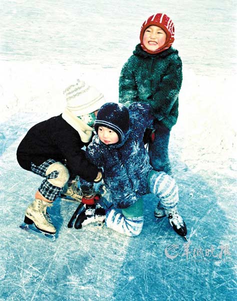 小朋友玩得不亦樂(lè)乎-王遠(yuǎn)昌攝