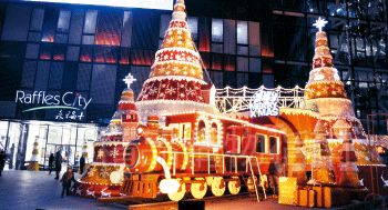 北京商場做圣誕裝飾,越來越花血本。