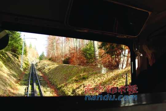 小火車(chē)一路向上，沖破云層，豁然開(kāi)朗，乘客們的歡呼聲適時(shí)響起，一切漸入佳境。