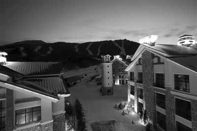 　　俯瞰亞布力,一個安靜的東北小鎮(zhèn),俄語“蘋果園”的意思。　