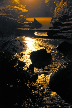 　　夜幕下古鎮(zhèn)江邊?！? complete=