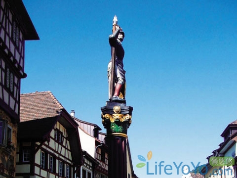 　　在那個(gè)春日艷陽(yáng)的午后,一艘白色的游船在幽藍(lán)的圖恩湖上緩行。