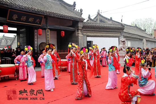 游客參觀清明小長假新推出的本土特色節(jié)目《鼓樂迎賓》。