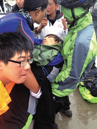 事發(fā)后,有驢友幫忙救治李翔(中)。驢友供圖