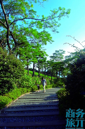 很多父母會帶著孩子在步行道漫步。