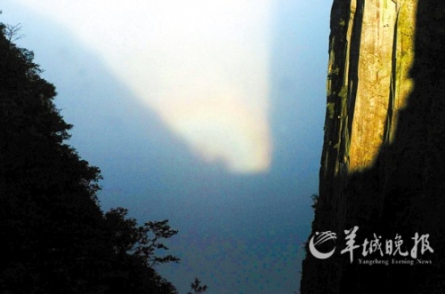 武功山四絕之一的“云海佛光”在大雨過后出現(xiàn)。