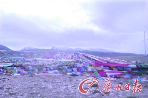 沿途遍地可見的五彩經(jīng)幡。