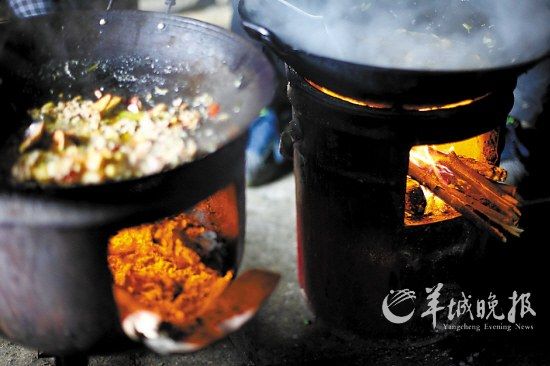 　　吃幾頓土家飯,喝幾杯土家酒,嘗幾塊土家肉。