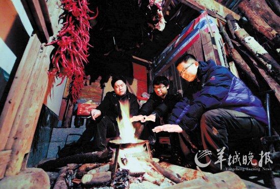 　　在土家人吊腳樓小住的那個(gè)夜晚,讓我想起了外婆家。