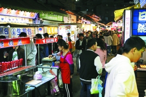 　　品味臺灣,又怎能錯過那些親民夜市。