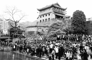 鳳凰古城因?yàn)閲鞘召M(fèi)一事飽受爭議 資料圖片 鳳凰古城因?yàn)閲鞘召M(fèi)一事飽受爭議 資料圖片