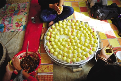 黃老漢一家正在制作黃饃饃。