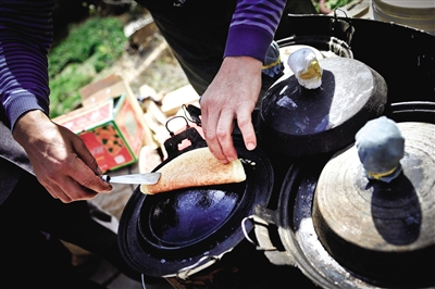 榆林街頭的特色小吃——攤餭(huáng)。