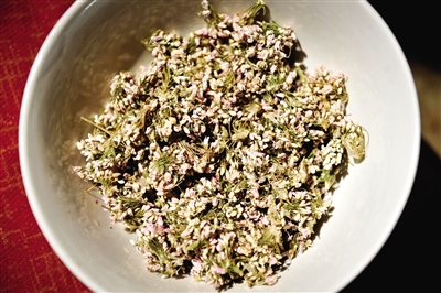 作為香料的扎蒙是一種陜北常見(jiàn)的細(xì)碎野花。