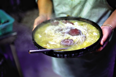 酸菜燉血腸是長白山一帶常見的菜品,有著東北地區(qū)典型的質(zhì)樸、實(shí)在的風(fēng)格。