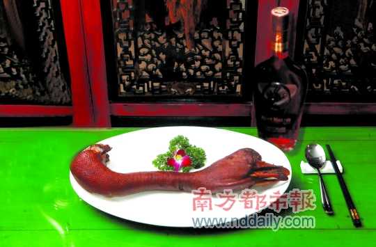 人頭馬誠印干邑白蘭地是高端宴席的佐餐佳釀，圖為鹵水老鵝頭