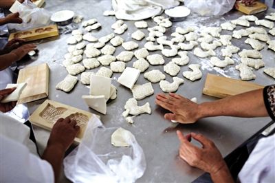 面花是黃驊最有特色的一種面食，常見于各種禮事和節(jié)日宴席上，充滿了儀式感。