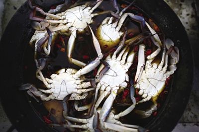 青蟹需用鹽水腌漬8個(gè)小時(shí)。