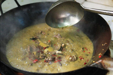 超級重口味火鍋液體牛糞也能做鍋底 超級重口味火鍋液體牛糞也能做鍋底