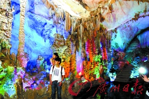 五光十色的封開(kāi)龍山溶洞步移景換,令人贊嘆。
