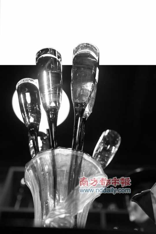 調(diào)制好的雞尾酒倒在造型奇特的玻璃杯中。