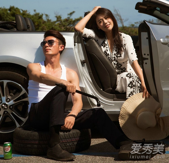 白色連衣裙配黑色花紋,個性優(yōu)雅