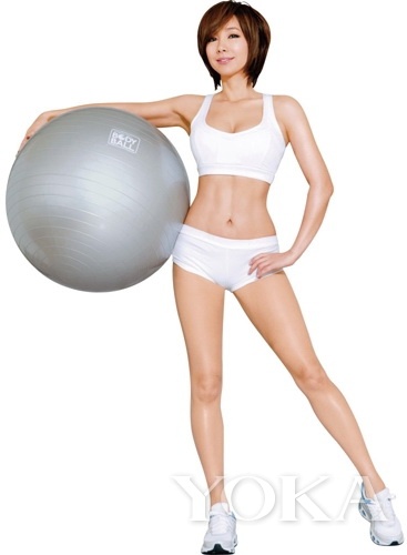 這個(gè)辣姐已經(jīng)是46歲超高齡啦，看人家的鉆石型小腹