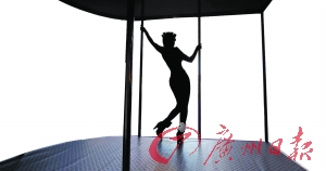 淋病是人類特有的疾病之一，性接觸是主要傳染形式。圖為美國一名性工作者在跳鋼管舞。