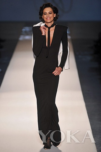 纖細(xì)的領(lǐng)帶既融于服裝，又升華造型