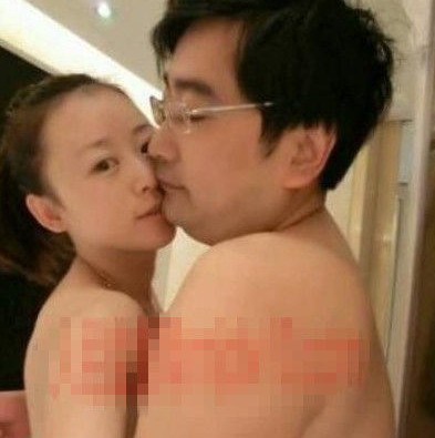 女主播紀(jì)某與國(guó)家檔案局官員范某。