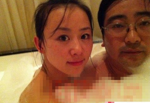 女主播紀(jì)某與國(guó)家檔案局官員范某。