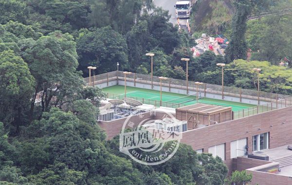 林青霞1994年6月29日嫁給香港商人邢李源，淡出影壇。林青霞婚后樂于相夫教女，其丈夫于2010年退