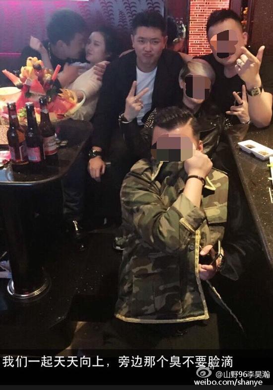 田源朋友辟謠稱左側(cè)抱著女子親吻的是田源的發(fā)小，女子的男友。