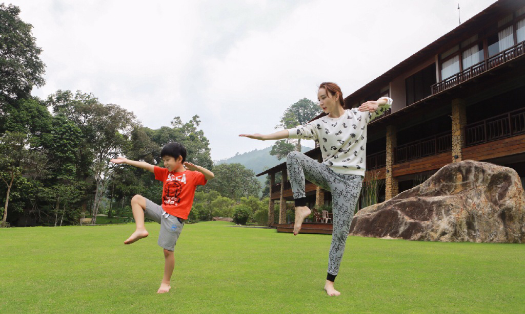 “闊太”胡靜與愛子草坪上打鬧 “闊太”胡靜與愛子草坪上打鬧